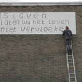 Foto 2: Slaven laten wij het leven niet vervloeken