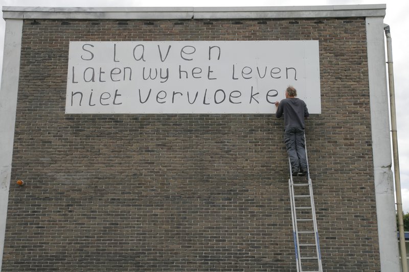 Foto 1: Slaven laten wij het leven niet vervloeken